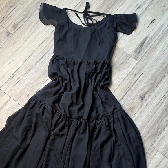 Elegant Black Dress - Picture 2 of 10